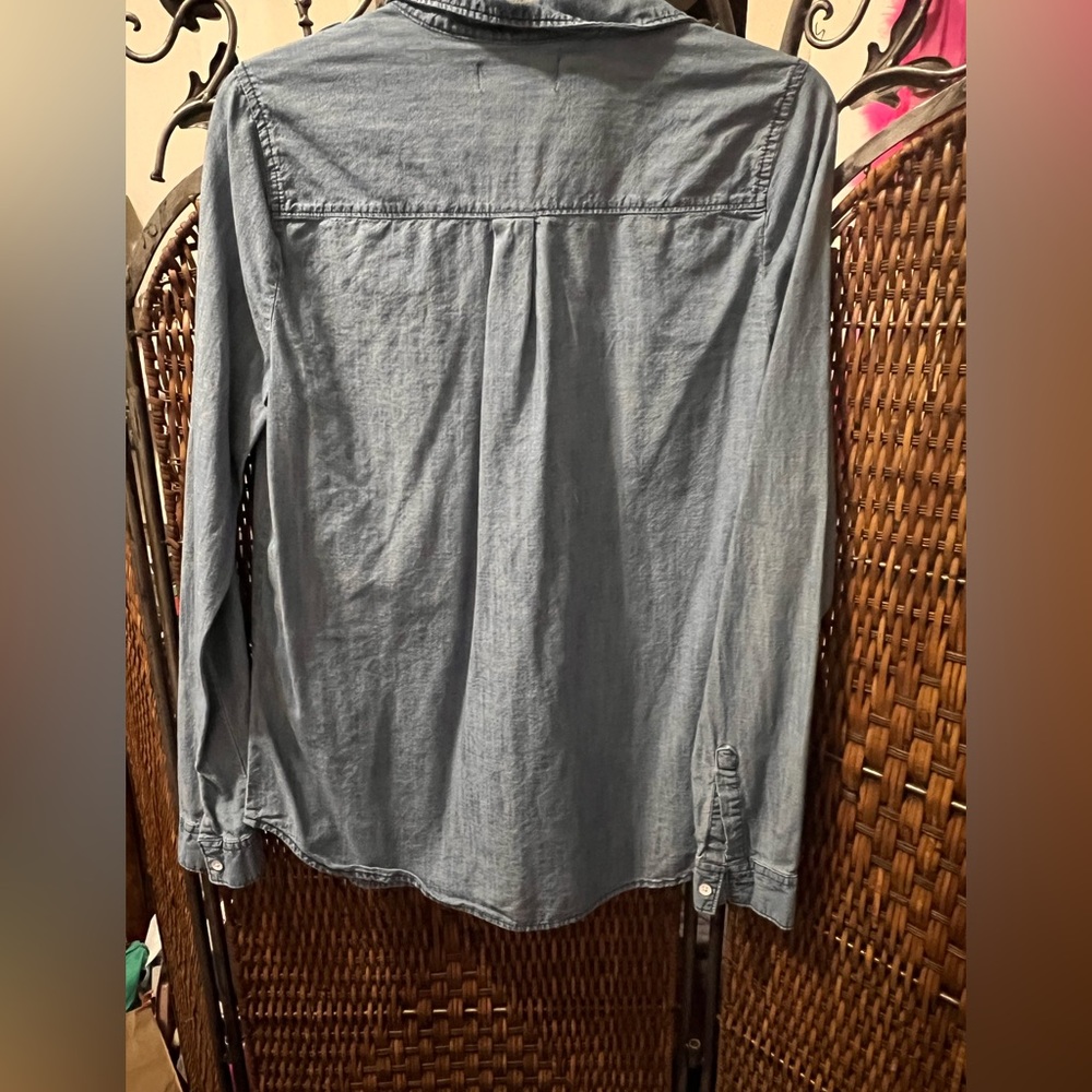 Button up jean shirt. Like new. Size S.,long sleeve - Picture 4 of 4